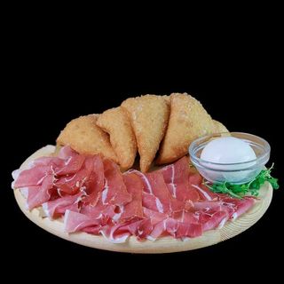 Gnocco fritto con crudo e mozzarella di bufala