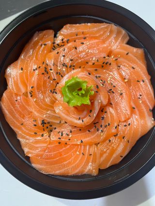 72 Poke salmone riso