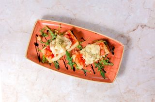 Brusketi mocarelom i paradajzom