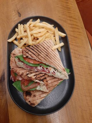 Toast sendvič sa pršutom