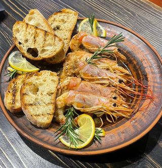 Дика аргентинська креветка на грилі у вершково-чесночному соусі