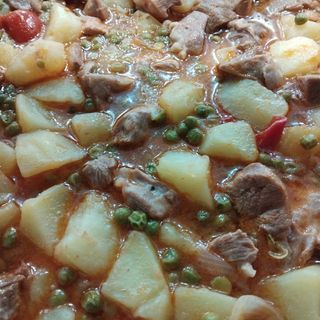 Spezzatino di tacchino con patate e piselli 