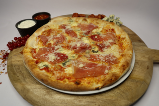 Pizza Quattro Fromaggi e Crudo