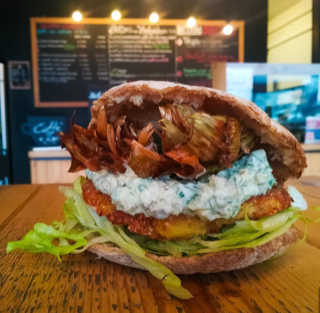 12. Salamella, crema di zola, lattuga, cipolla caramellata