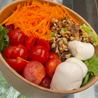 Insalatona con lattuga, pomodoro e mozzarella