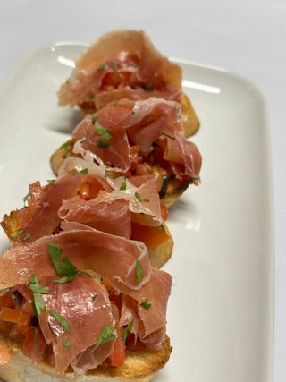 Pan Con Ajo Y Jamón Serrano