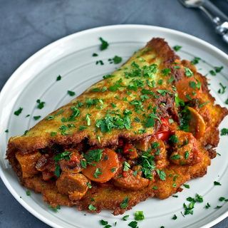 Placek po węgiersku ze śmietaną, serem i surówką