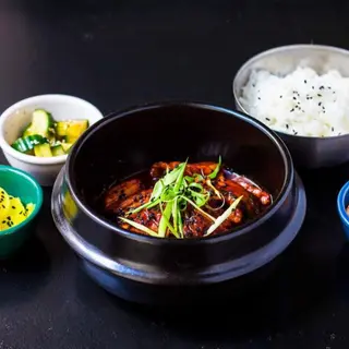 CHEYUK BOKKEUM + RYŻ + ZESTAW BANCHAN