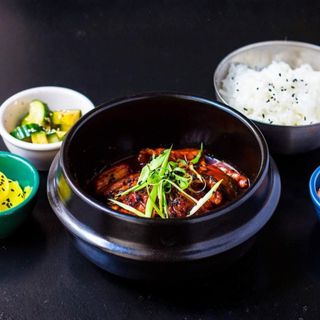 CHEYUK BOKKEUM + RYŻ + ZESTAW BANCHAN
