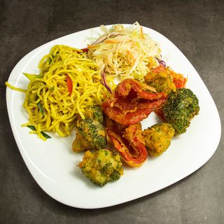 Makaron smażony z warzywami