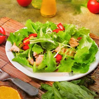 Petto di pollo, insalata e pomodoro