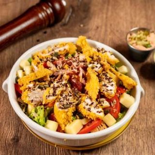 Salată cu șnitel crocant și bacon crispy