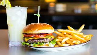 Meniu hamburger, cartofi si suc