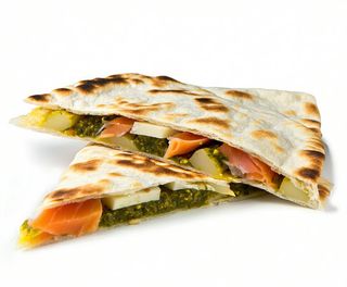 Piadina - salmone affumicato, scamorza affumicata, patate,pesto ligure