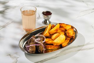 ქაბაბი კარტოფილით, სოუსით და კომპოტით