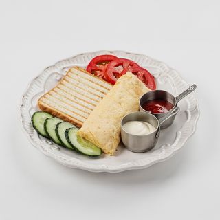 Омлет с поджаренным тостом