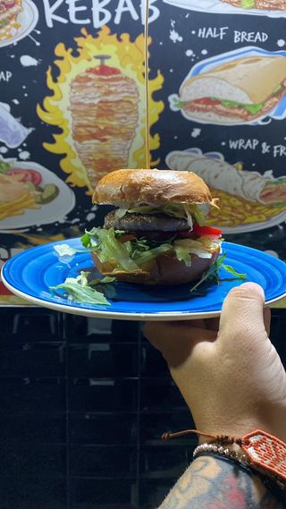 Panino con hamburger di pollo e insalata