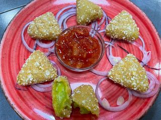 Nachos rellenos de guacamole