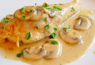 Piept de pui  cu sos cremos de  hribi cu smantana