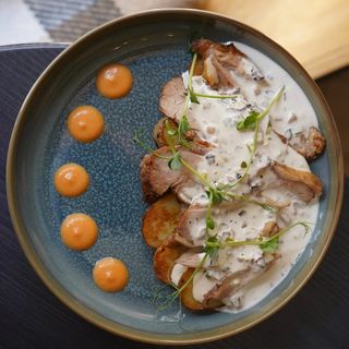 Індичка з печеною картоплею та сирною поливкою