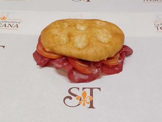 Schiacciata toscana *no glutine* con bresaola e pomodori freschi