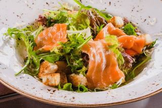 Salată Caesar cu somon afumat