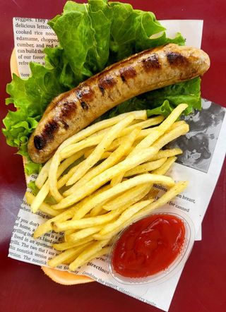 Прясна Наденица + Картофки + Сос (230г)