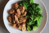 Теплый салат с курицей Терияки и брокколи