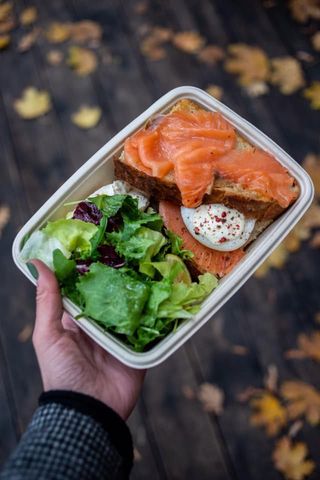 Tost na focacci z łososiem