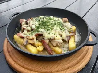 Сковорідка з мисливськими ковбасками