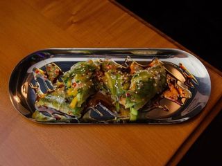 Спрінг роли з лососем (145g)