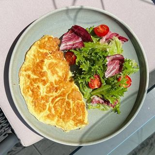 ОМЛЕТ З ВЕРШКОВИМ СИРОМ ТА ЛЕГКИМ САЛАТОМ (300г)