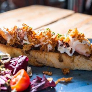 Chipirones a la Plancha con cebolla confitada, crujiente y alioli