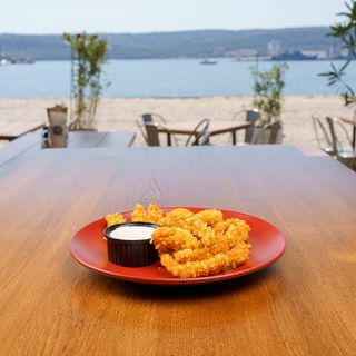 Пилешки филенца с корнфлейкс и млечен сос (250г)