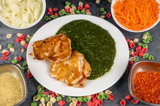 Pileći file u spanaću sa prilogom