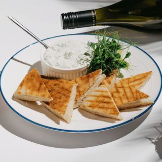 Піта із соусом Дзадзикі (310г)