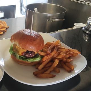Classic Cheeseburger (200 G.)