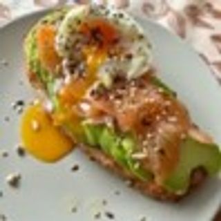 Tostada De Aguacate, Salmón, Semillas Y Huevo Poché