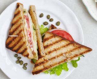 Sándwich frío vegetal de pollo