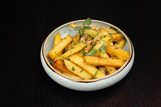 Cartofi prăjiți cu parmezan, usturoi și pătrunjel