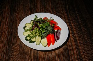 Тарілка зі свіжих овочей