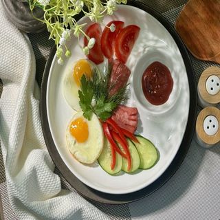 Яичница с овощами и сардельками