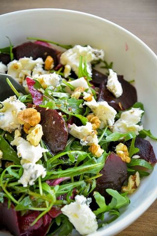 Запеченная свекла с рукколой и козьим сыром