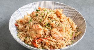 Arroz al wok con verduras y gamba