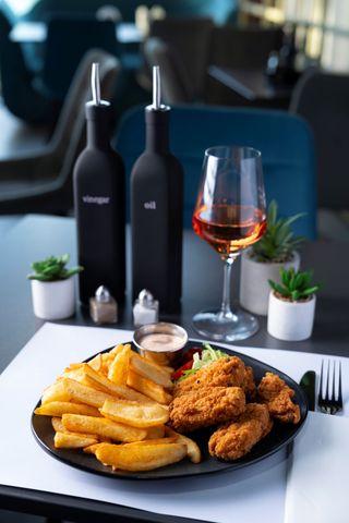 Aripioare de pui crocante cu cartofi prăjiți și sos usturoi