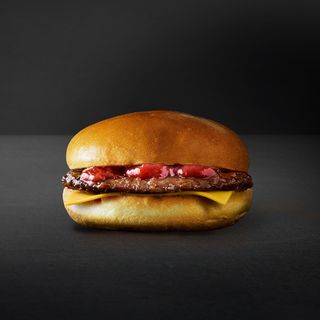 Hamburguesa kids con queso y patatas.