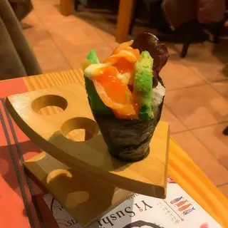 90. Temaki de salmón y aguacate