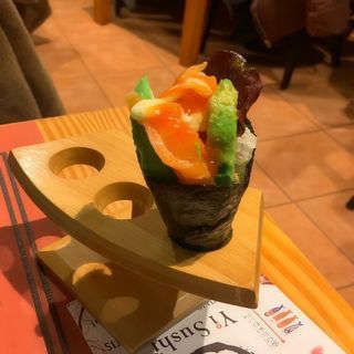 90. Temaki de salmón y aguacate