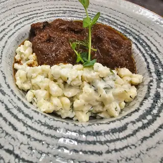 Tocăniță de vită, sos de vin roșu, găluște și smântână