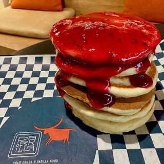 Американські панкейки з полуничним джемом 